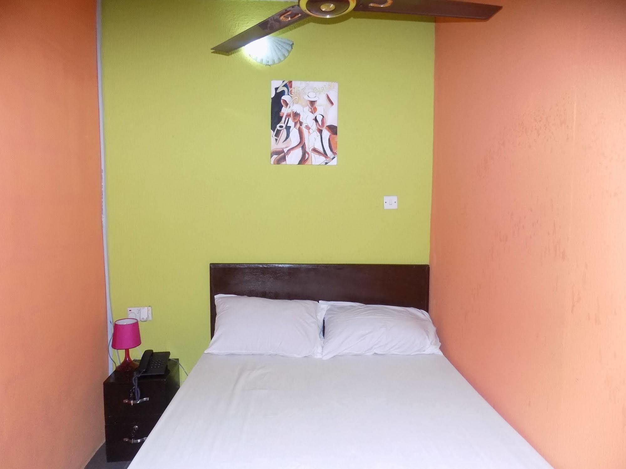 Posh Apartments And Hotel Ikeja Exterior foto